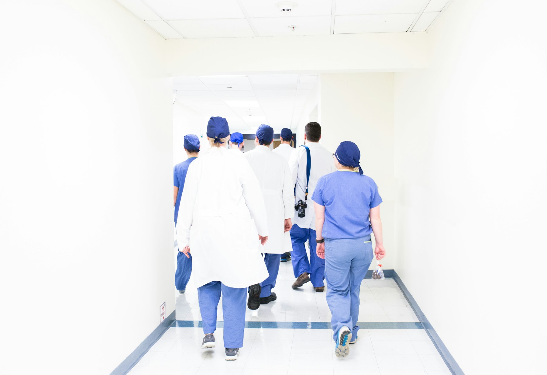 医院走廊里的医护人员 Medical staff in a hospital corridor