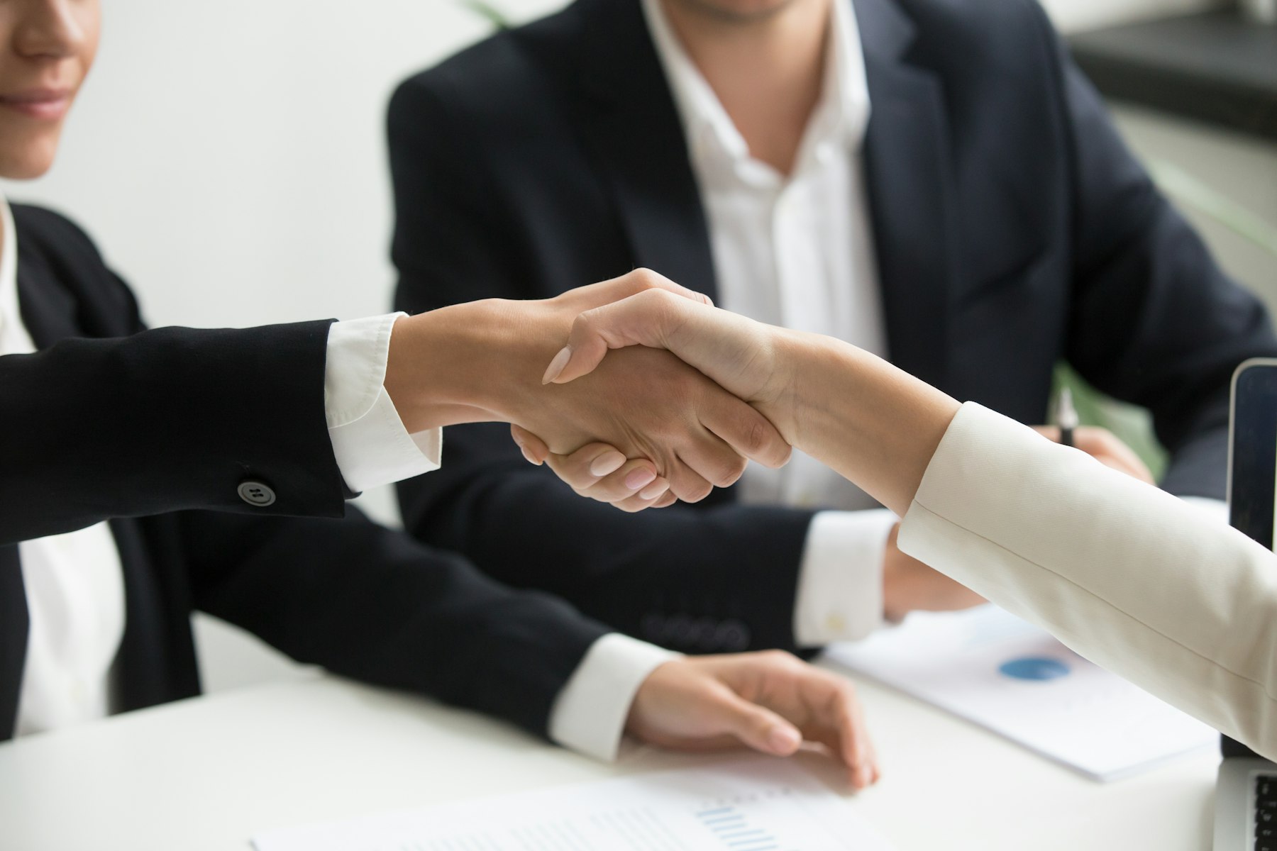 签约握手 Handshake over a contract